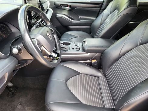 Used 2025 Toyota Highlander XSE AWD/4WD image 12