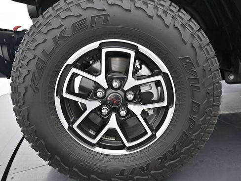 Used 2025 Jeep Gladiator Rubicon AWD/4WD image 14