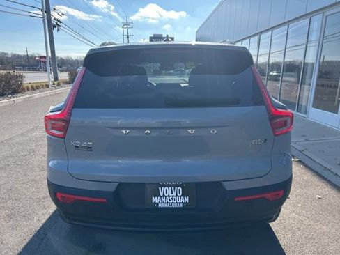 Certified 2025 Volvo XC40 B5 Plus image 3