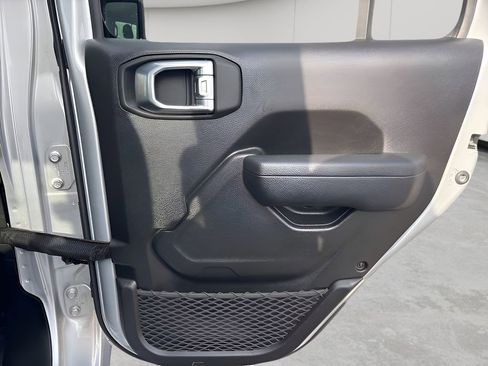 Used 2022 Jeep Gladiator Willys image 12