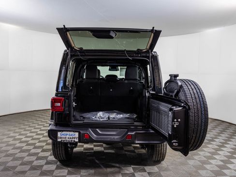 New 2026 Jeep Wrangler Unlimited Sahara AWD/4WD image 39