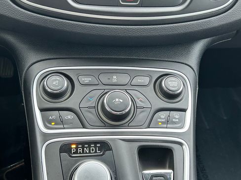 Used 2015 Chrysler 200 Limited w/ Convenience Group image 21