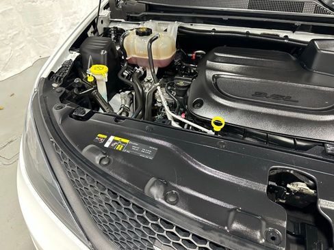 Used 2023 Chrysler Voyager LX image 69