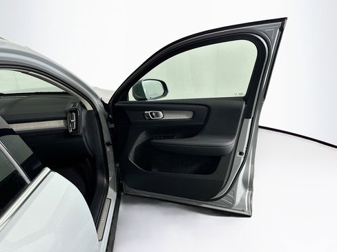 Used 2025 Volvo XC40 B5 Core image 35