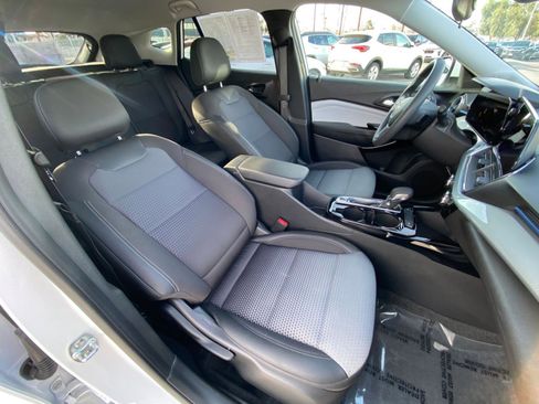 Used 2025 Chevrolet Trax LT image 35