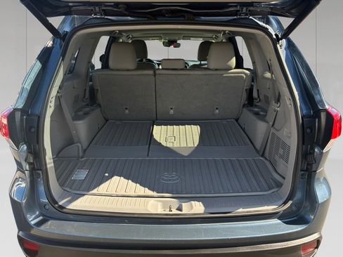 Used 2019 Toyota Highlander XLE AWD/4WD image 19