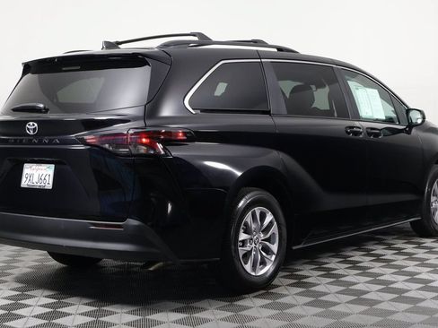 Used 2026 Toyota Sienna LE FWD image 4