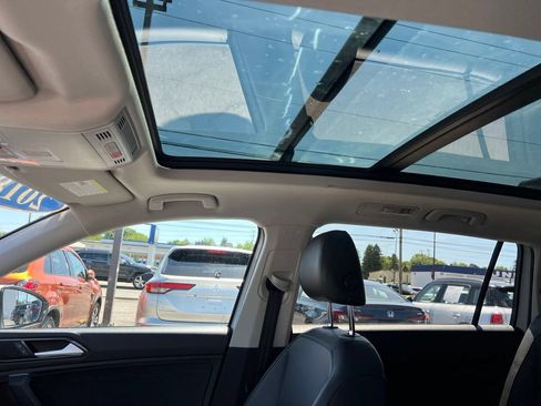 Used 2018 Volkswagen Tiguan SE w/ Panoramic Sunroof Package AWD/4WD image 14
