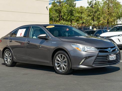 Used 2017 Toyota Camry XLE w/ Moonroof Package FWD image 5