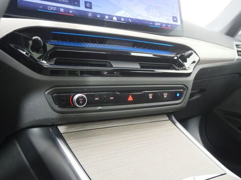 Used 2025 BMW 330i Sedan w/ Premium Package image 23