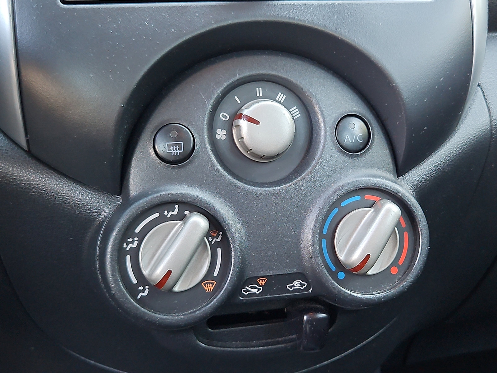 Used 2013 Nissan Versa SV w/ Convenience Pkg FWD image 16