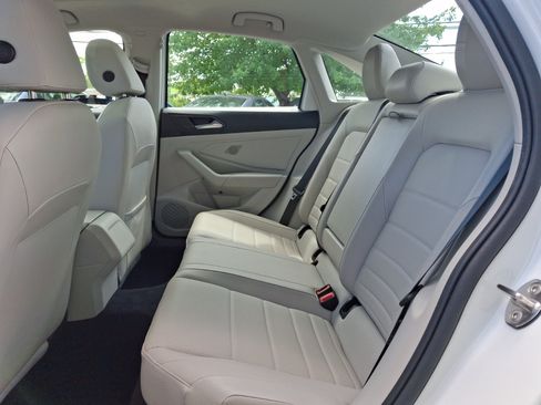 Certified 2023 Volkswagen Jetta SE w/ Panoramic Sunroof Package FWD image 11