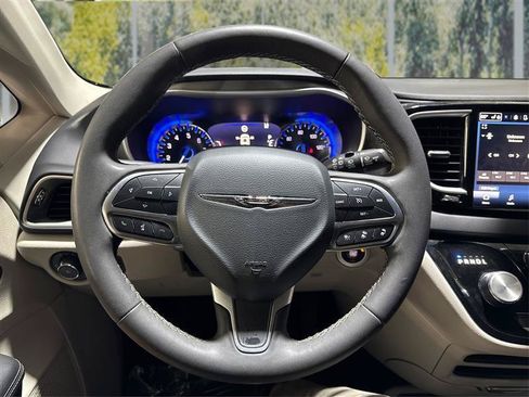 Used 2024 Chrysler Pacifica Touring-L FWD image 17