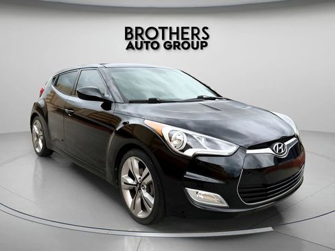 Used 2013 Hyundai Veloster w/ Style Pkg image 3