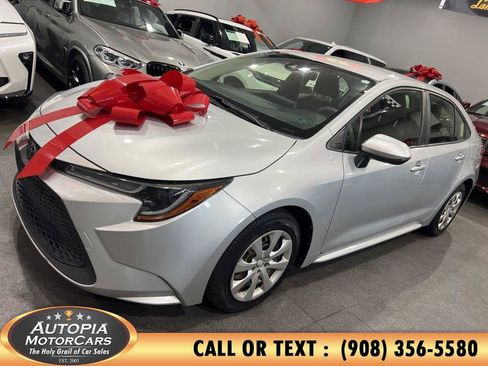 Used 2020 Toyota Corolla LE FWD image 2