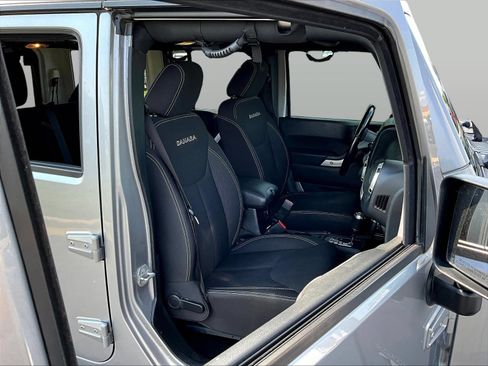 Used 2018 Jeep Wrangler Unlimited Sahara w/ Connectivity Group AWD/4WD image 30