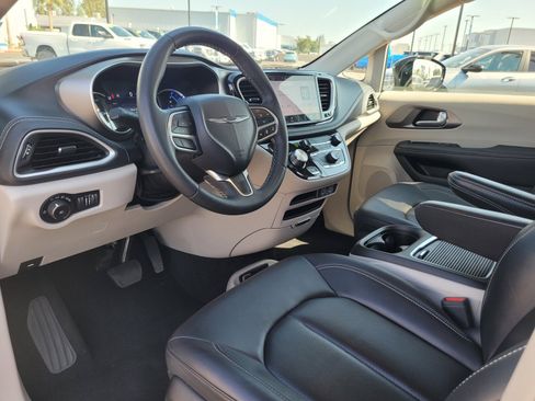 Used 2024 Chrysler Pacifica Limited FWD image 10