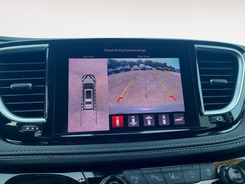 Used 2022 Chrysler Pacifica Limited FWD image 25