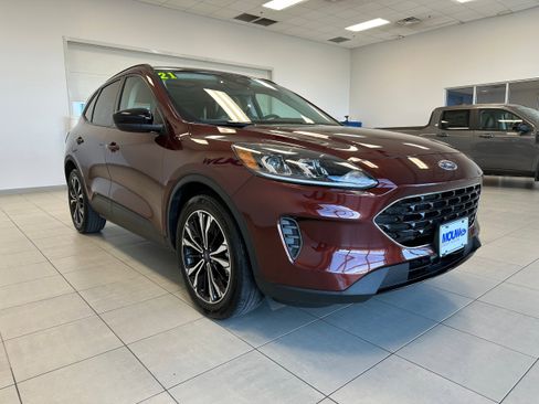 Used 2021 Ford Escape SE w/ SE Sport Appearance Package image 4