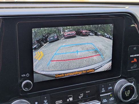Used 2024 Toyota Highlander XLE FWD image 23