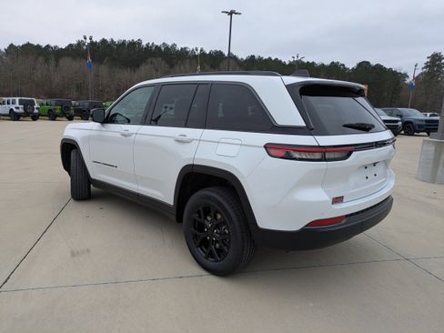 New 2026 Jeep Grand Cherokee Altitude image 6