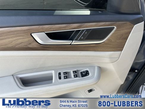 Used 2025 Volkswagen Atlas SE AWD/4WD image 13