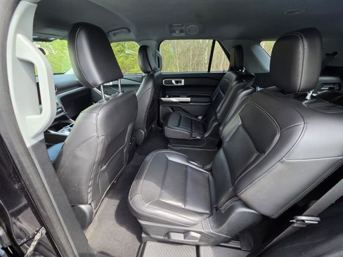 Used 2023 Ford Explorer XLT w/ Equipment Group 202A image 8