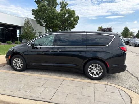 Used 2024 Chrysler Pacifica Touring-L FWD image 9