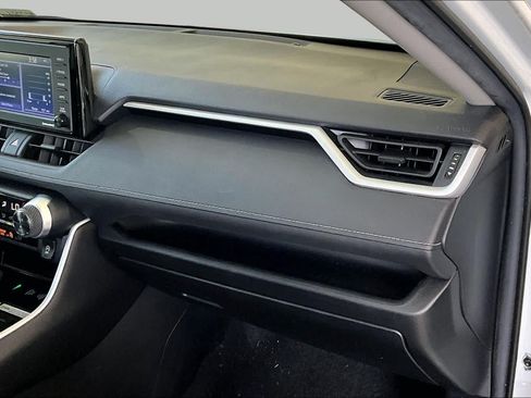 Used 2021 Toyota RAV4 XLE AWD/4WD image 18