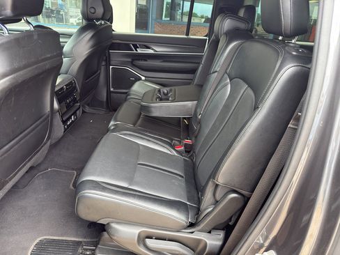 Used 2024 Jeep Wagoneer L Series II RWD image 10