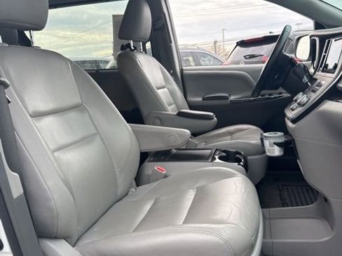 Used 2017 Toyota Sienna XLE w/ XLE Navigation Package image 15