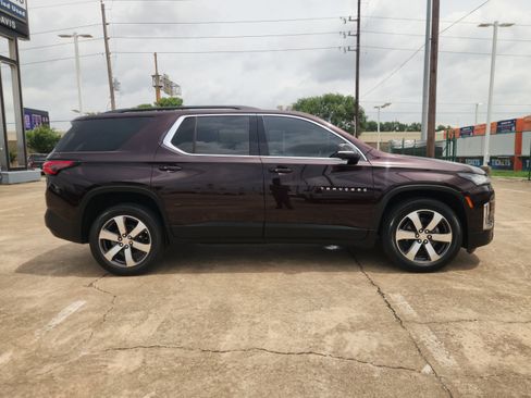 Used 2023 Chevrolet Traverse LT w/ LT Premium Package FWD image 5