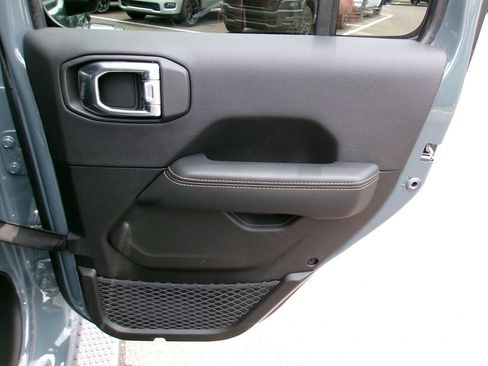 Used 2026 Jeep Wrangler Unlimited Sahara AWD/4WD image 9