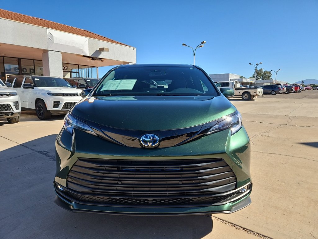 Used 2025 Toyota Sienna XLE Woodland Edition AWD/4WD image 6