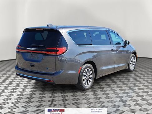 Used 2022 Chrysler Pacifica Touring-L w/ Uconnect Theater Family Group image 4