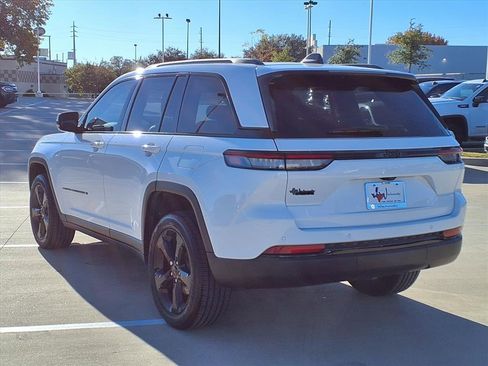 Used 2024 Jeep Grand Cherokee Altitude image 2