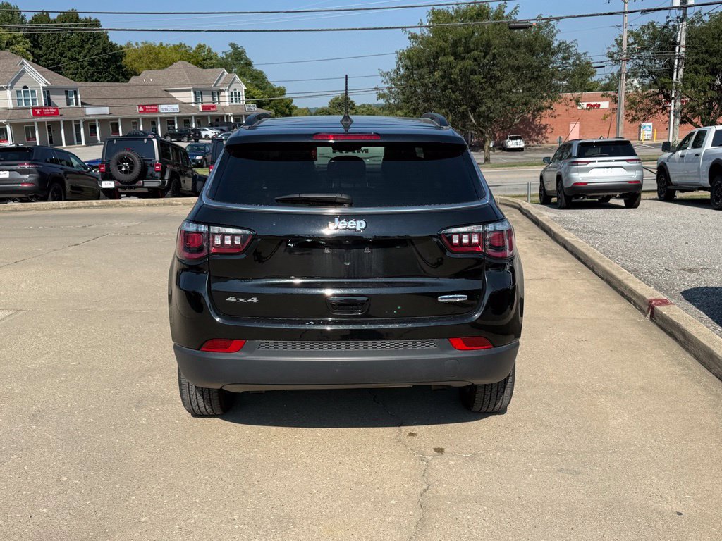Used 2025 Jeep Compass Latitude w/ Sun & Sound Group AWD/4WD image 7