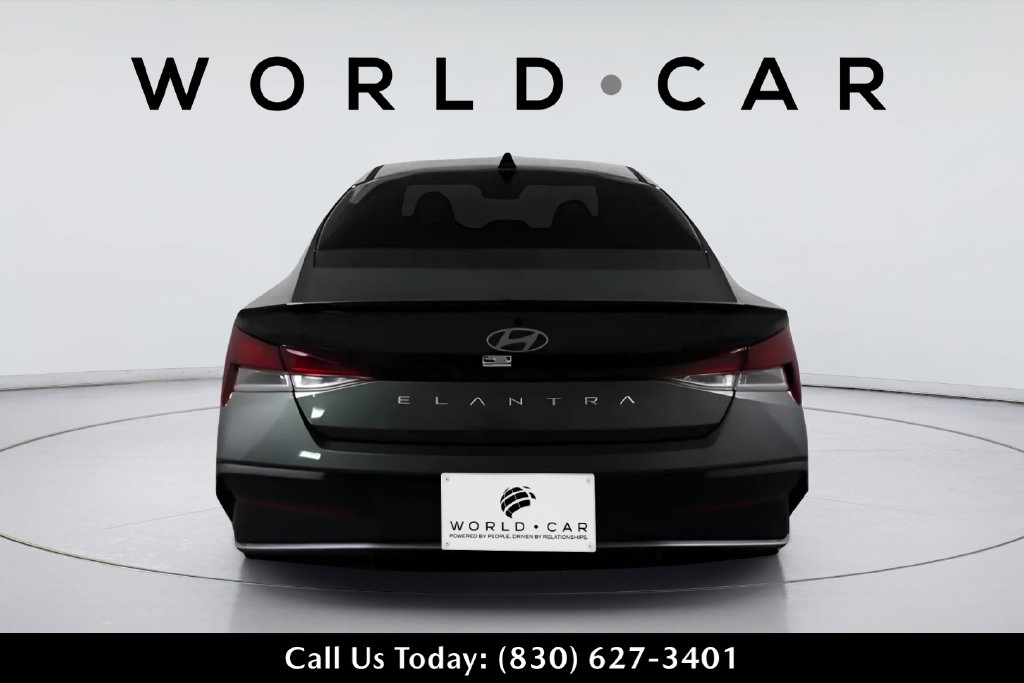 Used 2025 Hyundai Elantra Sport FWD image 4