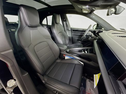 Certified 2025 Porsche Macan 4S Electric AWD/4WD image 22