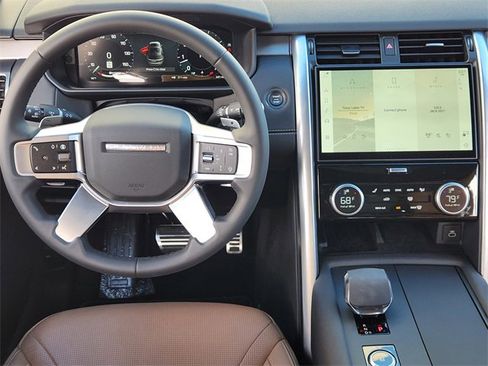Used 2024 Land Rover Discovery Dynamic SE image 26