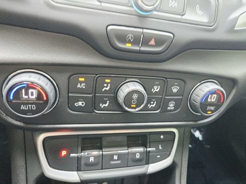 Used 2024 GMC Terrain SLE w/ Driver Convenience Package FWD image 26