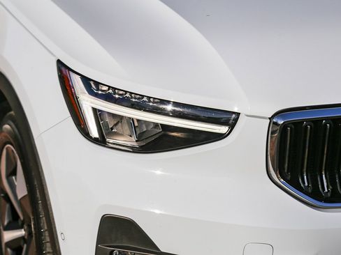 Used 2025 Volvo XC40 B5 Plus image 11