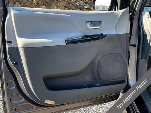 Used 2018 Toyota Sienna XLE Premium AWD/4WD image 19