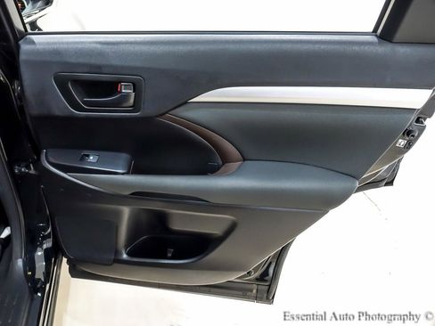 Used 2016 Toyota Highlander LE image 27