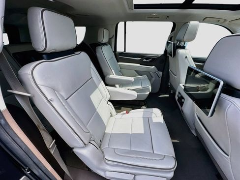 Used 2022 GMC Yukon XL Denali w/ Advanced Technology Package AWD/4WD image 30