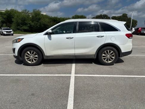 Used 2018 Kia Sorento FWD image 2
