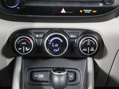 Certified 2022 Hyundai Venue SEL FWD image 22