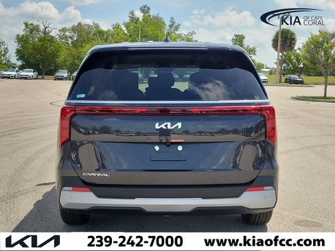 New 2026 Kia Carnival FWD image 5