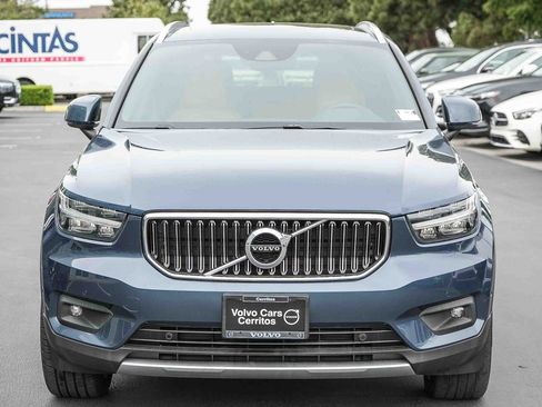 Used 2019 Volvo XC40 T4 Inscription FWD image 2