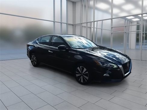 Certified 2022 Nissan Altima 2.5 SV w/ SV Premium Package image 2